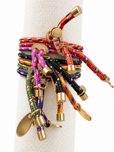Load image into Gallery viewer, Detalle de cierres ajustables, cordones y terminales dorados